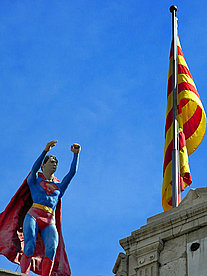  Bildansicht Sehenswürdigkeit  Superman vor dem Museu de Cera in Barcelona