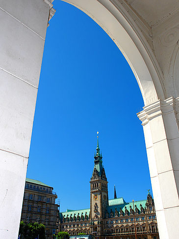 Blick durch die Bögen der Alster Arkaden auf das Rathaus - Hamburg (Hamburg)