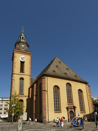 Katharinenkirche mit Straße - Hessen (Frankfurt am Main)