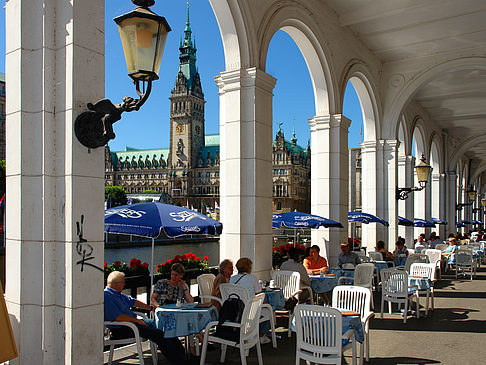 Blick durch die Bögen der Alster Arkaden auf das Rathaus - Hamburg (Hamburg)