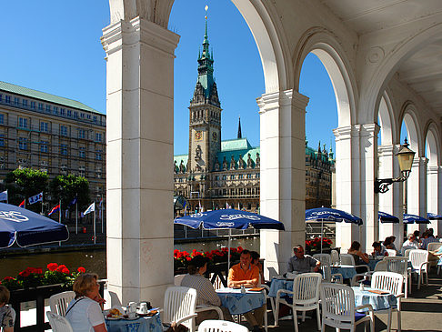 Blick durch die Bögen der Alster Arkaden auf das Rathaus - Hamburg (Hamburg)