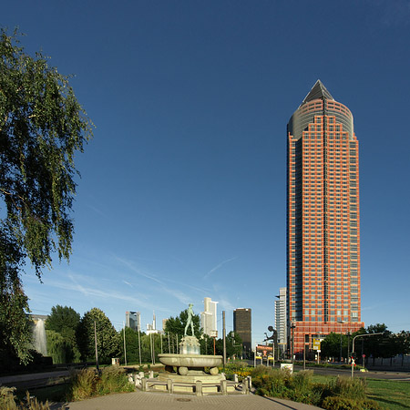 Messeturm hinter Merkurbrunnen - Hessen (Frankfurt am Main)