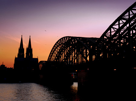 Kölner Dom hinter der Hohenzollernbrücke - Nordrhein-Westfalen (Köln)